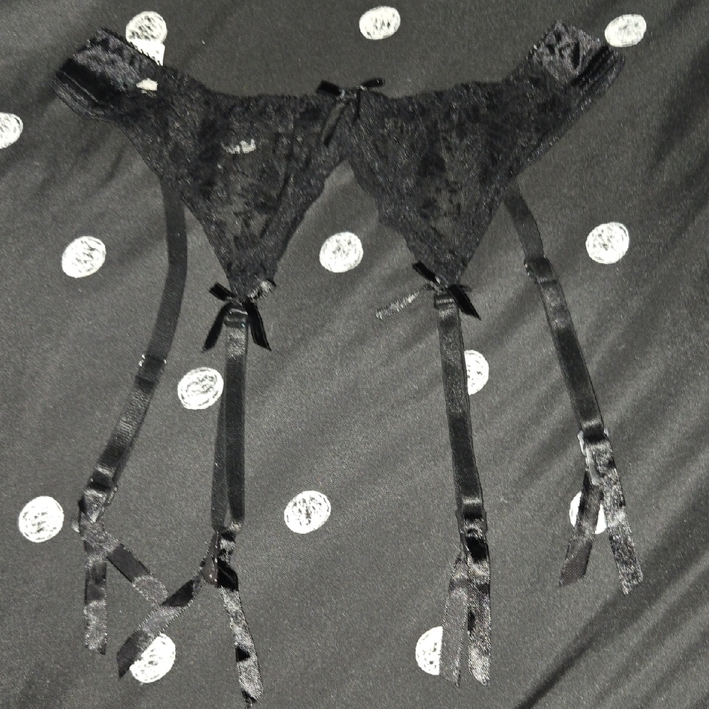 Black Lace Gartbelt with 4 Set Of Pantyhose - Picture 11 of 13